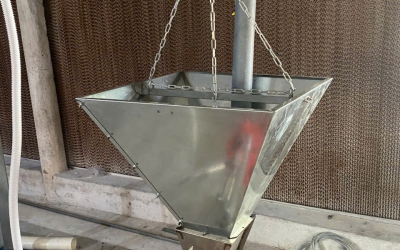 HOPPER ĂN PHỤ – GIẢI PHÁP CUNG CẤP THỨC ĂN TỰ ĐỘNG HIỆU QUẢ CHO TRẠI GÀ CÔNG NGHIỆP