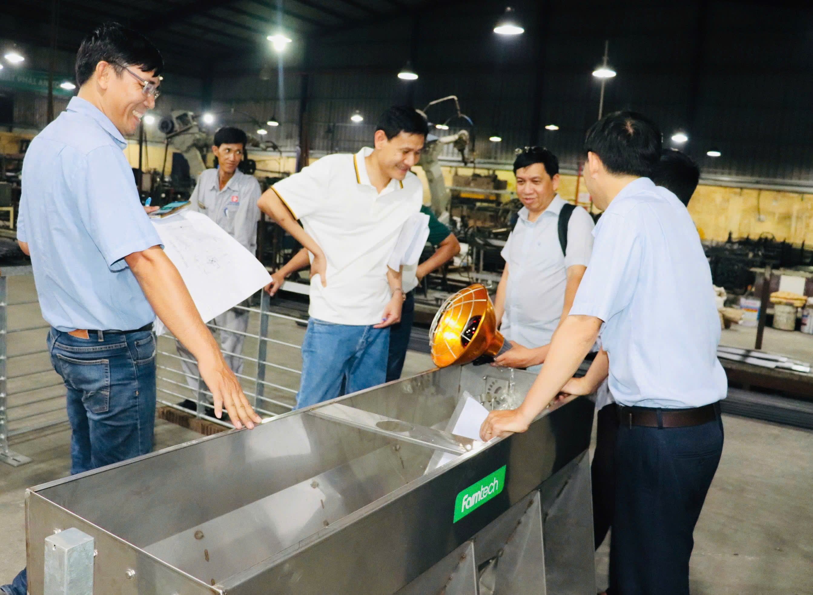 PHÁT NGHĨA VINH DỰ ĐÓN TIẾP QUÝ KHÁCH HÀNG ĐẾN THAM QUAN XƯỞNG SẢN XUẤT